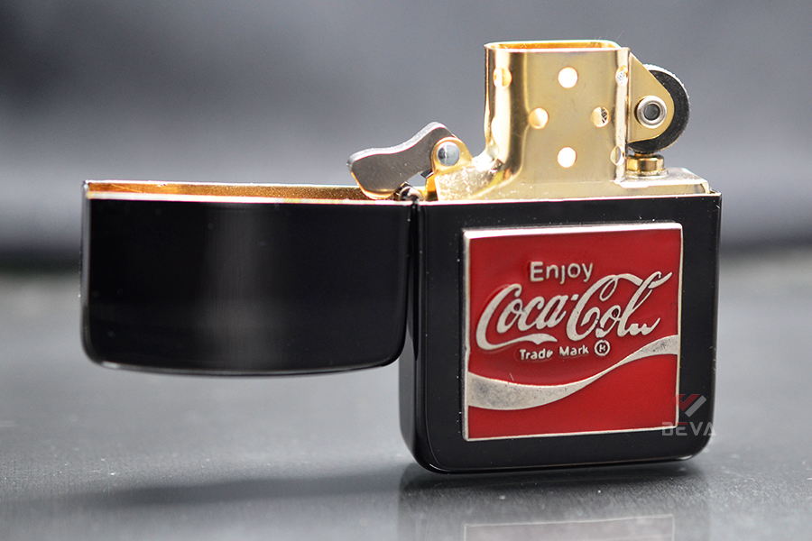 Zippo Tái Bản 1941 Đen Bóng Ốp Emblem Logo Coca-Cola