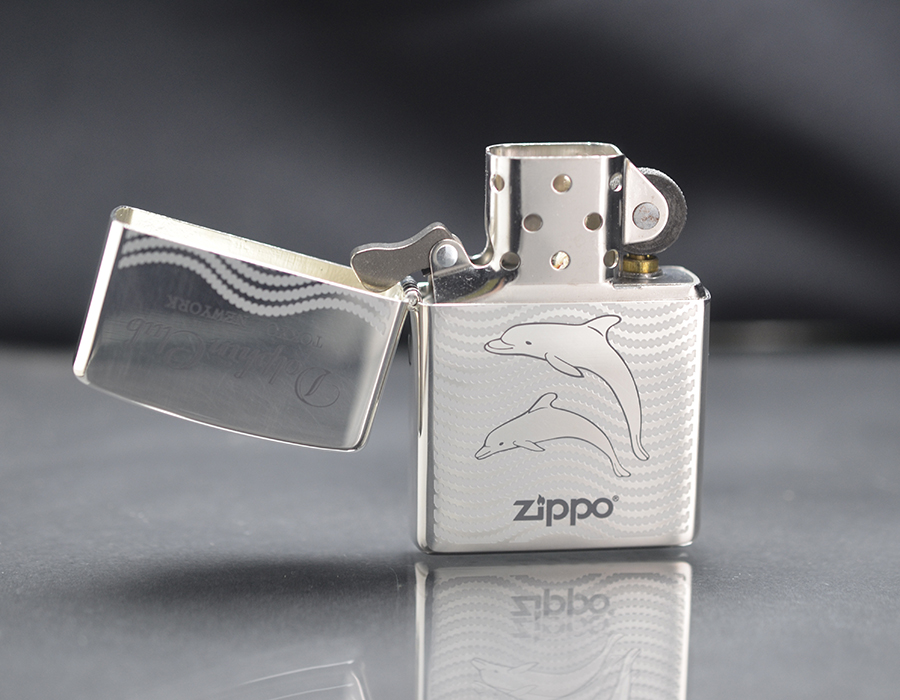 Set Zippo 2006 kèm đồng hồ chủ đề cá heo
