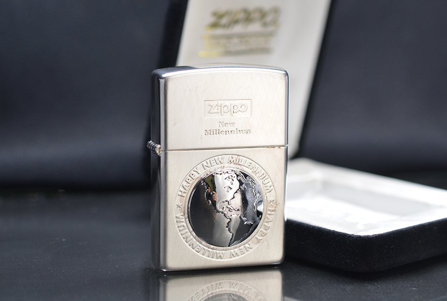 Zippo 2000 mạ bạc ốp emblem trái đất