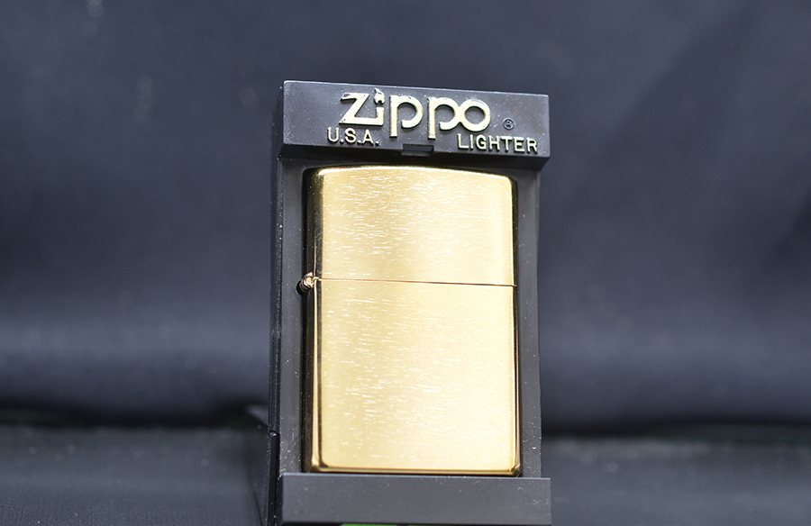 Zippo 1996 mạ vàng trơn