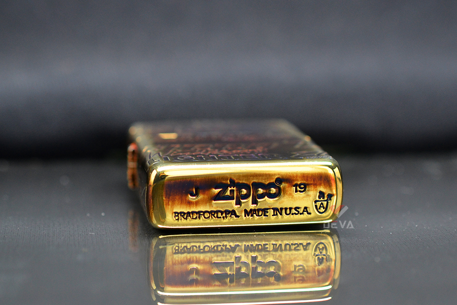 Zippo Armor màu đồng cháy in nổi dòng chữ Zippo