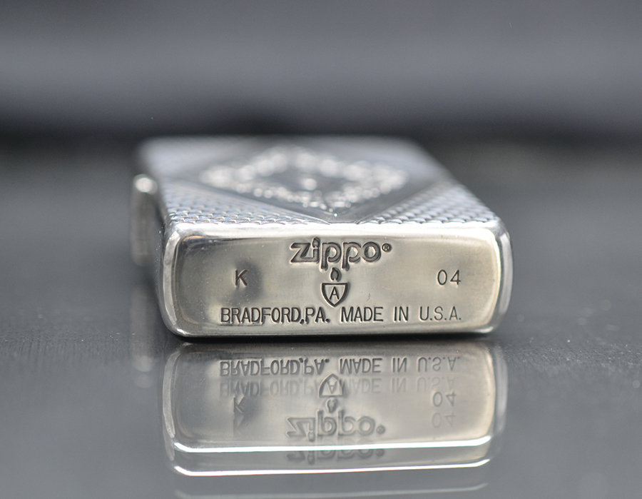 Zippo Hình Mặt Cờ Caro mạ bạc (2004)