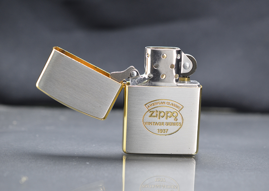 Zippo 1995 mạ vàng logo hãng