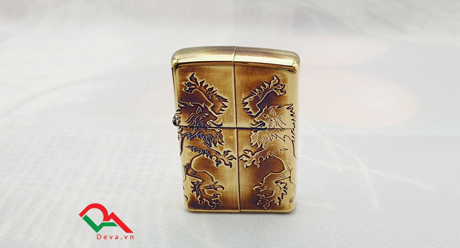 Zippo sư tử mạ vàng cháy