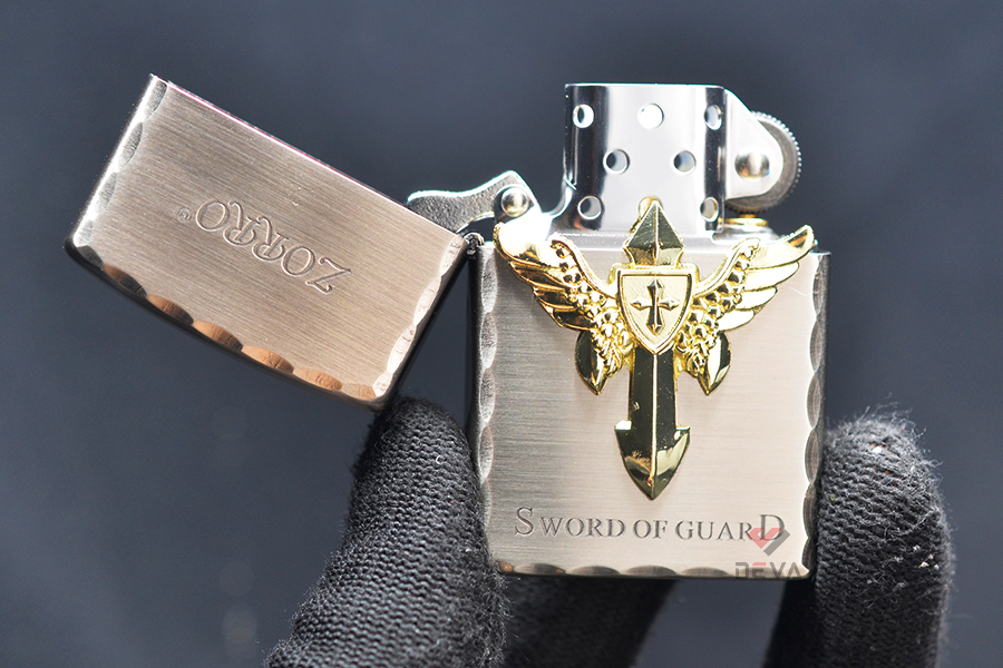 Bật lửa xăng đá Zorro ốp Emblem chủ đề Sword Of Guard