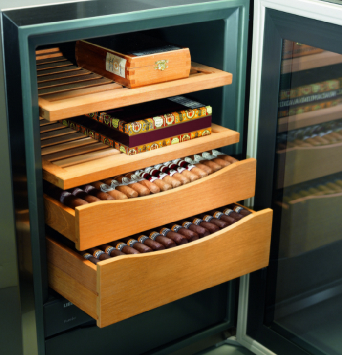 Tủ cigar tối có hệ thống máy tự động phun và hút ẩm