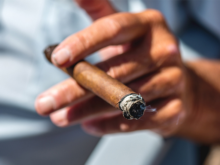 Hút cigar có hại không và những lưu ý khi hút cigar