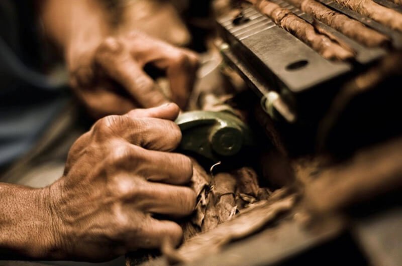 Thủ đoạn làm giả xì gà Cuba bằng máy móc giống thật gần 100%