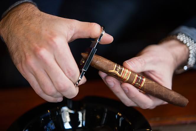 Tìm hiểu dụng cụ cắt cigar và cách cắt xì gà đúng cách