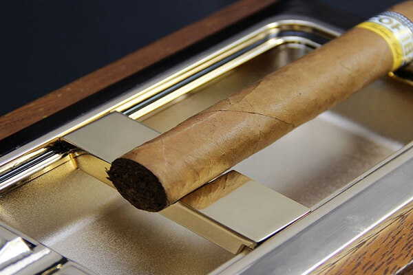 Ngắm nhìn mẫu gạt tàn xì gà Cohiba 2 điếu bằng gỗ siêu sang