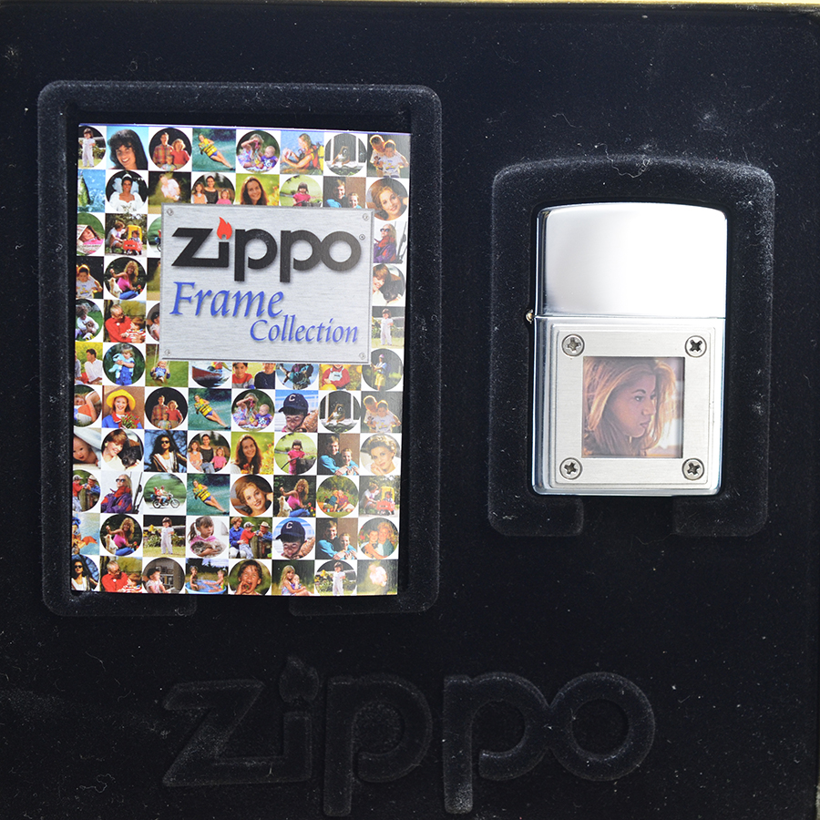 Bật lửa Zippo 2002 emblem gắn khung hình