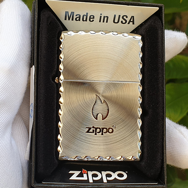 Zippo hoa văn tròn xoáy và logo thương hiệu